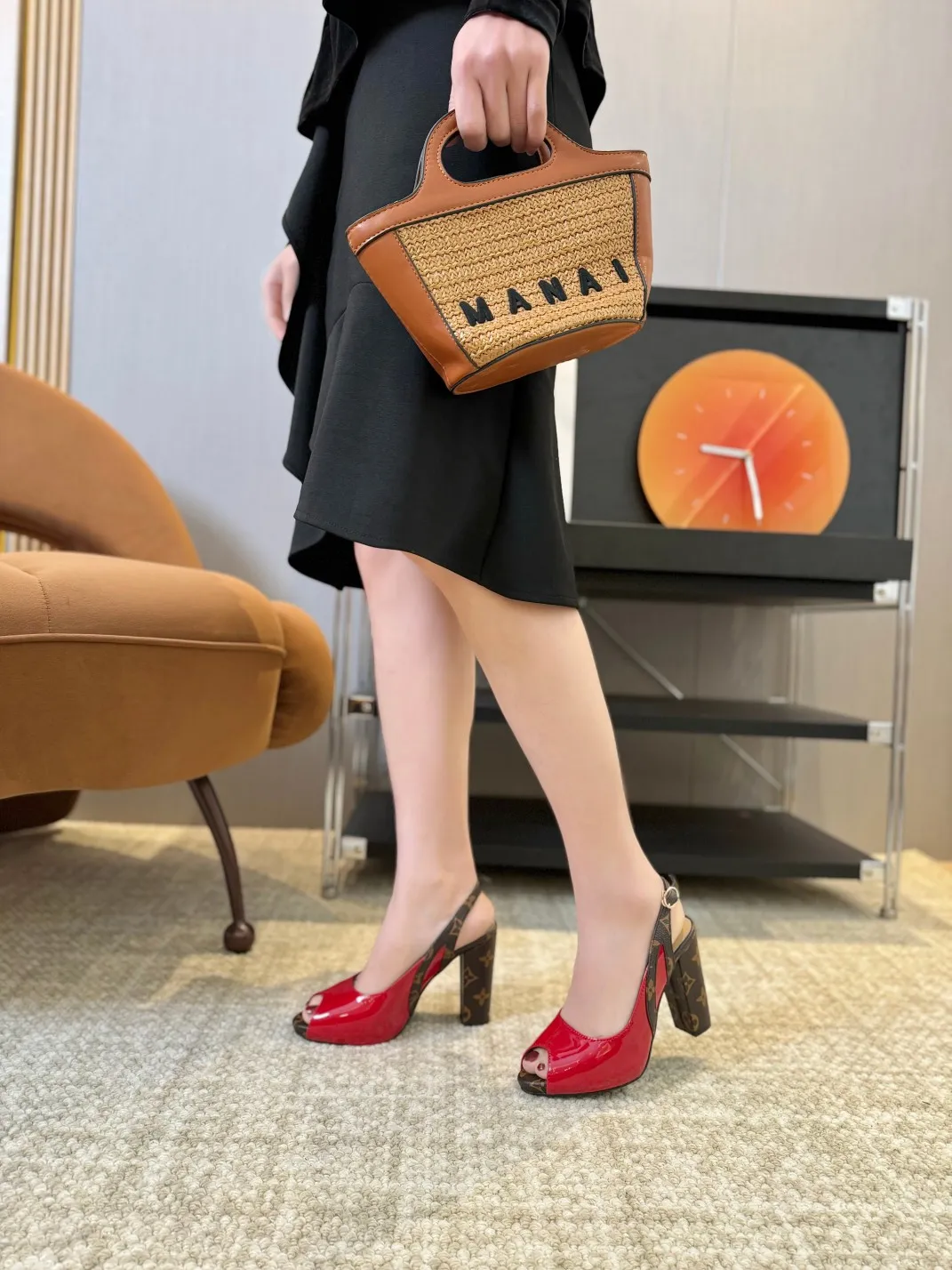👟👟Ex-factory price 400👟👟 Louis Vuitton Louis Vuitton, 2025 high-heeled sandals, modern and fashionable in one! Release a powerful aura like a queen and capture everyone's attention instantly! Fabric: LV classic presbyopia + patent leather Lining/foot pads: imported lambskin Heel height 9.5cm; Front platform: 1.5cm Code number: 35-41